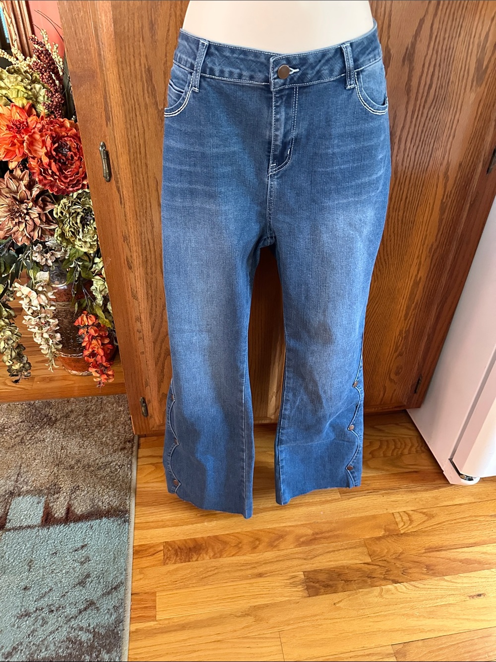 Women's Blue Wide-Leg Button-Accent Jeans